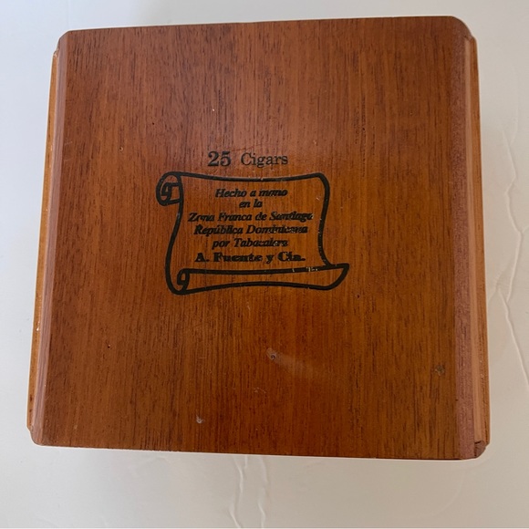 Vintage Arturo Fuente Hemingway Wood Cigar Box - Picture 5 of 7